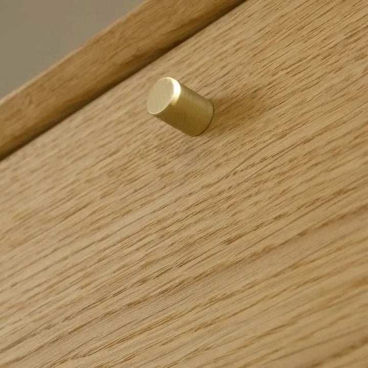 Detalje af skoskab i egetræ med elegant messingknop, produceret i Europa, dansk design.